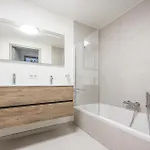 Apartamento 2 Bedroom Cozy In *
