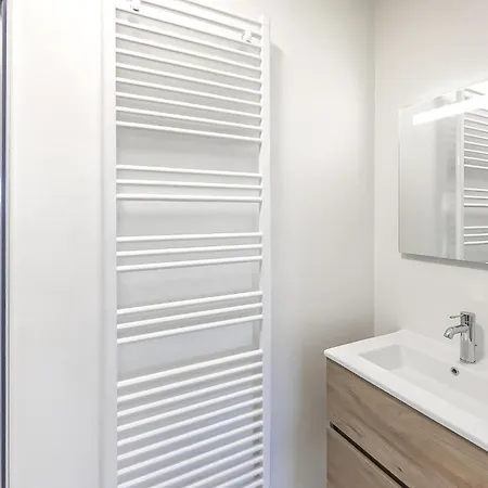 2 Bedroom Cozy In Lägenhet