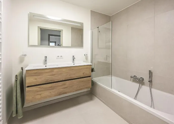 2 Bedroom Cozy In Apartment